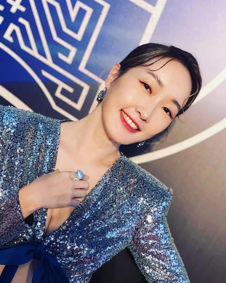 女星巴鈺第一次主持紅毯，表現大受好評。翻攝《巴鈺》粉絲頁