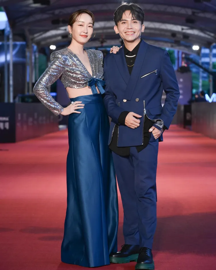 金鐘紅毯主持人巴鈺（左）與黃豪平。翻攝《巴鈺》粉絲頁