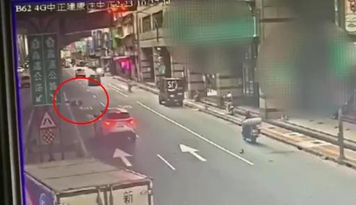 烧肉粽事件翻版？　中和男坠楼亡！女骑士衰遭波及自撞摔车