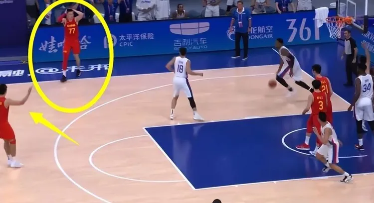 張鎮麟抱頭照片廣為流傳。翻攝微博