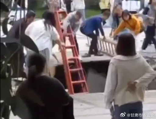 噁爆！高中操場突現天坑　14名學生踩空「全摔進糞池」