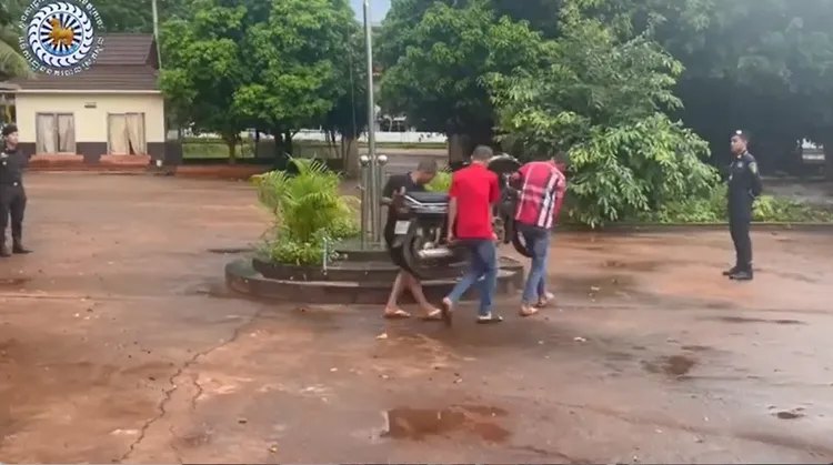 警方還要三人抬著機車繞行旗桿。取自中國報