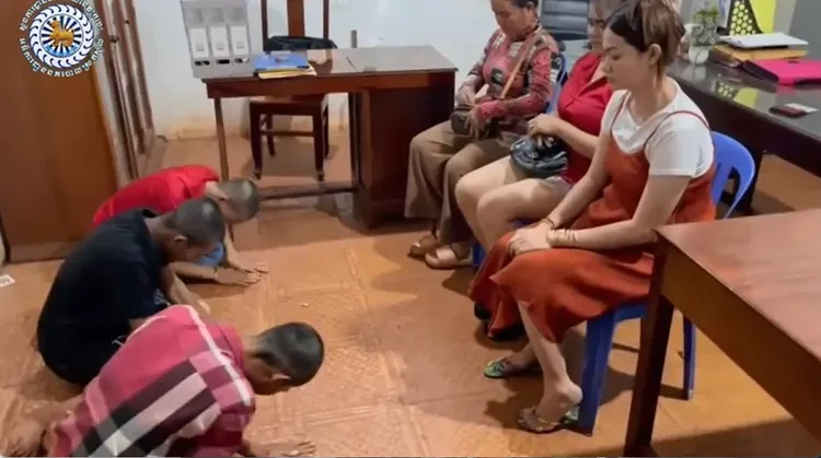 警方要求三人向家人下跪認錯。取自中國報