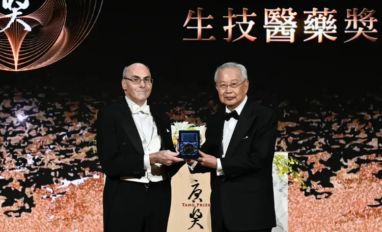 魏斯曼（左）去年8月來台領取唐獎。取自唐獎推特