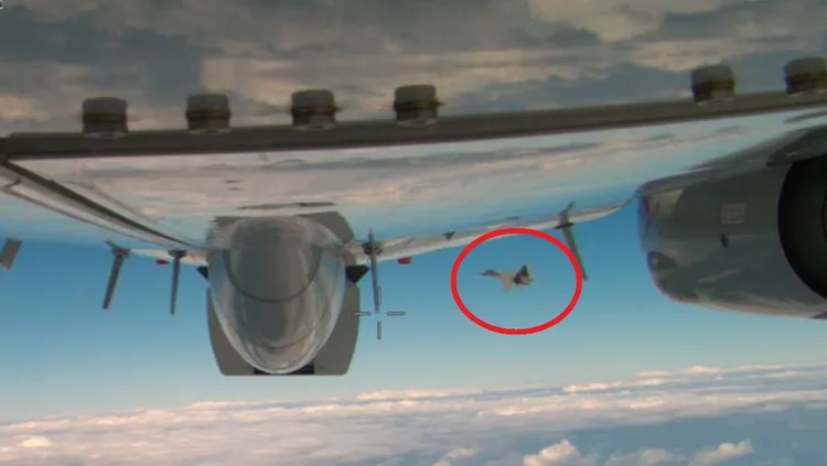 中共解放軍軍機（紅圈）在美國軍機周遭騷擾、監視。U.S. Department of Defense提供