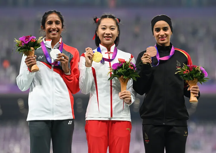 珊蒂在9月30日的女子100公尺比賽中奪銀牌。新華社