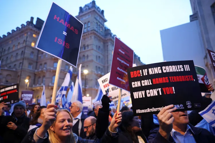 猶太團體示威者在BBC大樓外高喊「哈瑪斯，恐怖分子」和「你真可恥」。路透社