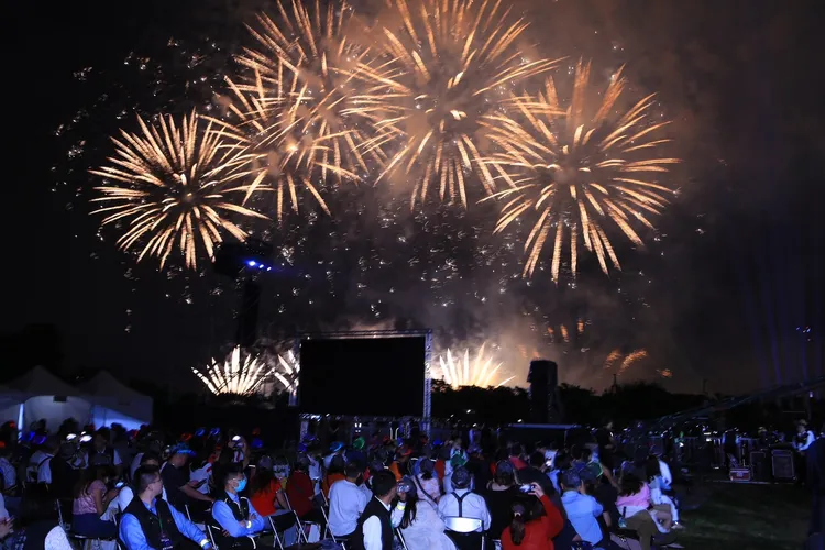 國慶焰火絢麗照亮夜空，但遭爆提前20分鐘施放，也引發藝人險些遲到。中市府提供
