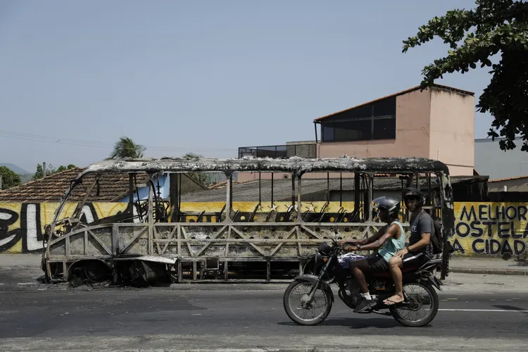巴西里約州長請國家派遣軍隊協助掃蕩黑幫勢力，圖為部分被燒毀的公車。美聯社

