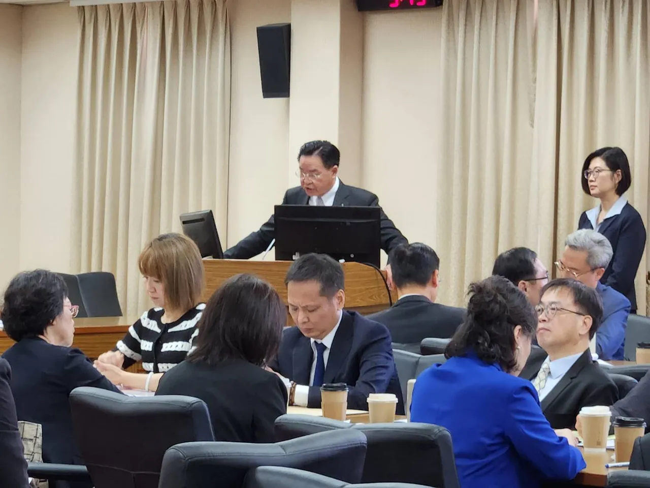 吳釗燮接受陳以信質詢時,忍不住回擊。施智齡攝