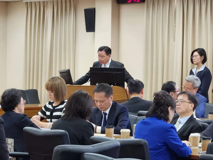 吳釗燮接受陳以信質詢時，忍不住回擊。施智齡攝