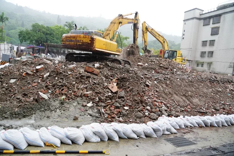 大直街坍陷危樓拆光，基地周邊堆沙包防泥水溢流到排水溝堵塞。北市府提供