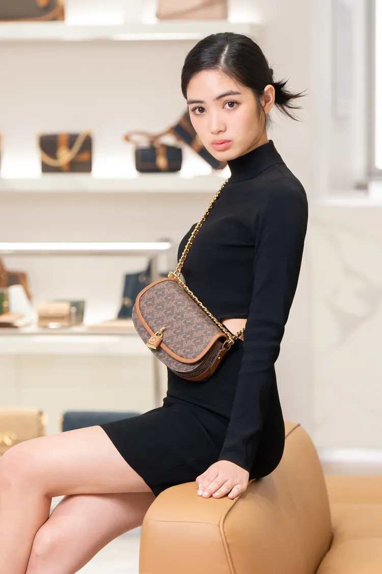 雷嘉汭身穿黑色鏤空針織洋裝。劉旻君攝