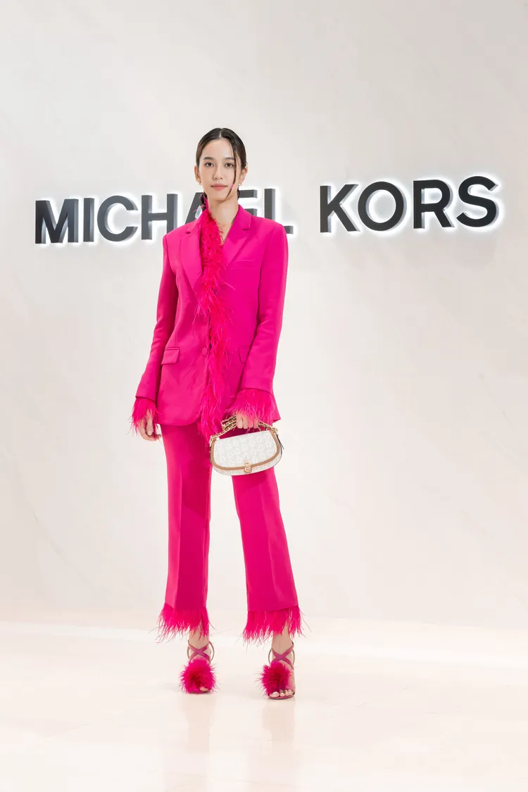 陳庭妮身穿紫紅色羽飾套裝。品牌提供