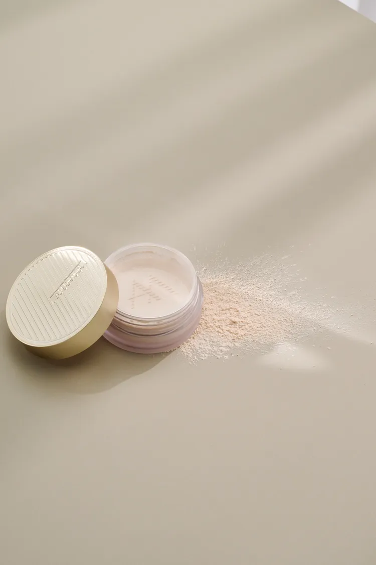 A.M. Fairyland不關燈輕裸肌蜜粉#01晶透，7g／980元。品牌提供