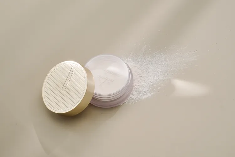 A.M. Fairyland不關燈輕裸肌蜜粉#02柔霧，7g／980元。品牌提供