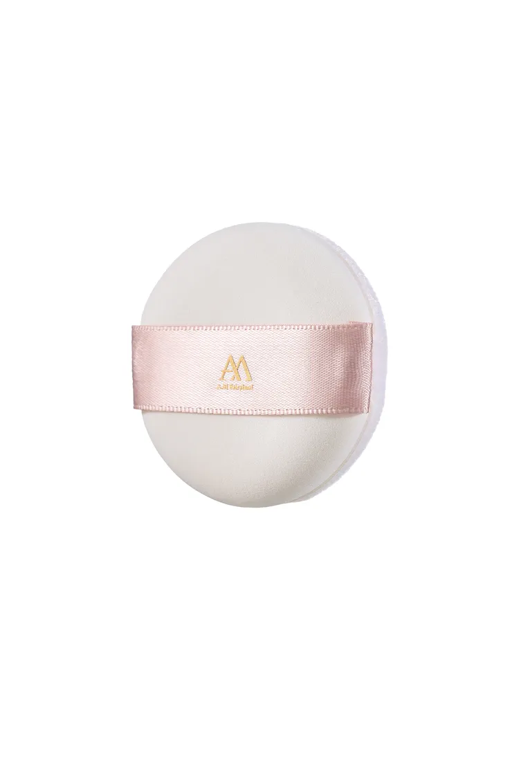 隨蜜粉附贈的粉撲，擁有平滑面與絨毛面雙面設計。品牌提供