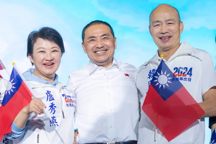 漢子、禿子、燕子十指緊握大進場，氣氛嗨到最高點。侯辦提供