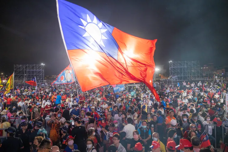 現場強打和平不要戰爭，支持者紛紛搖旗回應。侯辦提供