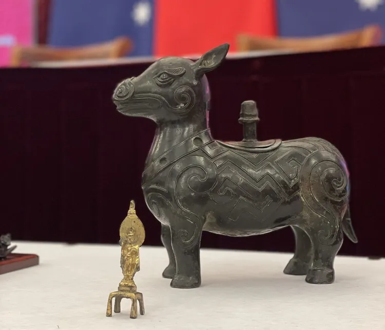 犧尊（後方）及鎏金觀音銅像。翻攝CCTV