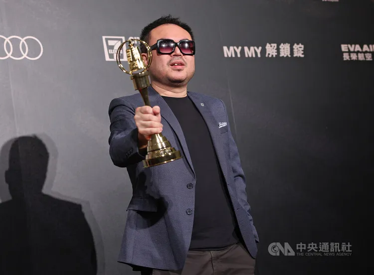 第58屆廣播金鐘獎14日晚間在國父紀念館盛大舉行頒獎典禮，類型音樂節目主持人獎由漢聲廣播電台節目「鮮聲奪人Voice Over」主持人墨鏡哥（甘仲維）拿下。中央社