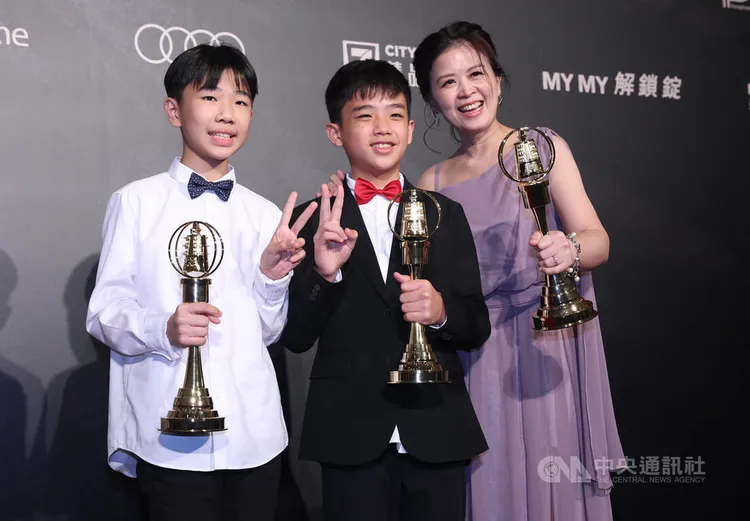 第58屆廣播金鐘獎頒獎典禮14日在國父紀念館盛大登場，兒童節目主持人獎由教育廣播電台節目「古的科學道館」主持人唐妮（右）、蘇宥耕（中）、郭閎業（左）拿下，3人開心在後台留影。中央社