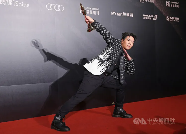 第58屆廣播金鐘獎14日晚間在國父紀念館盛大頒獎，本屆流行音樂節目獎由「音樂大輪轉」獲肯定，身為典禮主持的節目主持人邵大倫開心領獎。中央社