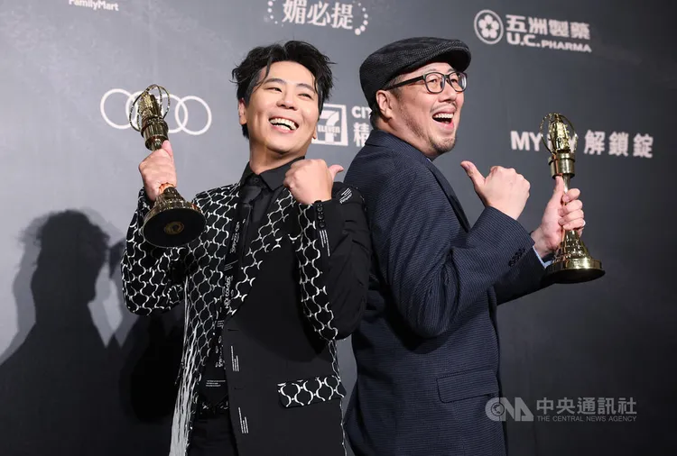 第58屆廣播金鐘獎頒獎典禮14日晚間在台北國父紀念館登場，本屆流行音樂節目獎由寶島聯播網節目「音樂大輪轉」獲得，主持人邵大倫（左）與流行音樂節目主持人獎得主Joseph Lin（林哲修）（右）頒獎後開心合影留念。中央社