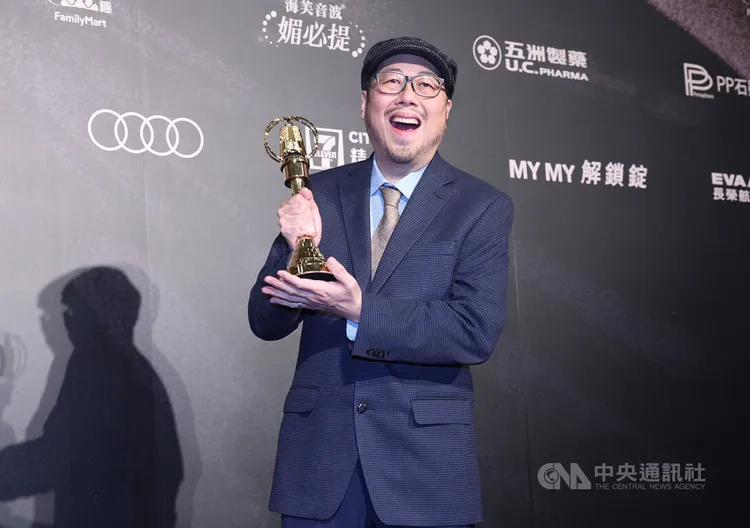 第58屆廣播金鐘獎14日晚間在台北國父紀念館舉行頒獎典禮，流行音樂節目主持人獎由ICRT節目The Jam主持人Joseph Lin（林哲修）拿下，在頒獎後開心與獎座合影。中央社