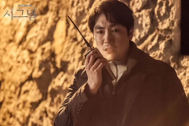 趙震雄以《Signal 信號》拿著無線對講機辦案的刑警「李材韓」，讓人留下深刻印象。翻攝tvN