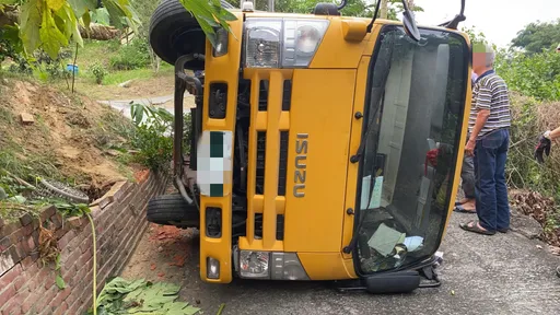 台南工程車翻覆 路燈維修工被壓車底!救出已明顯死亡