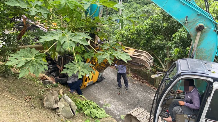 警消動用怪手將工程車抬起，但簡姓工人脫困時已明顯死亡。民眾提供