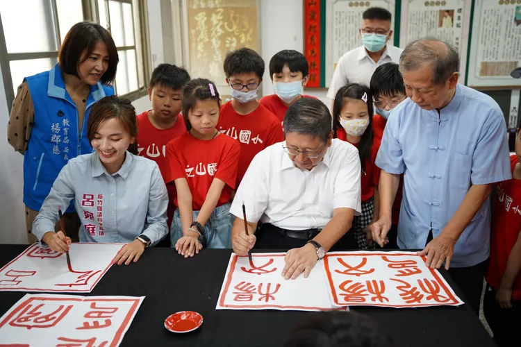 楊文科現場揮毫。新竹縣府提供