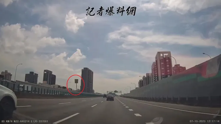 鏟子高速飛近，車主察覺後趕緊把車右偏閃避。翻攝自記者爆料網