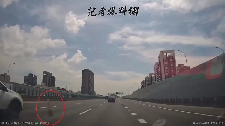 幸好金屬鏟落在2車道之間，似未砸中沿路車輛。翻攝自記者爆料網