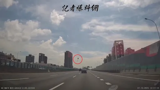 連假嚇破膽！國道飛來「絕命終結鏟」　車主急閃：祝早生貴子？