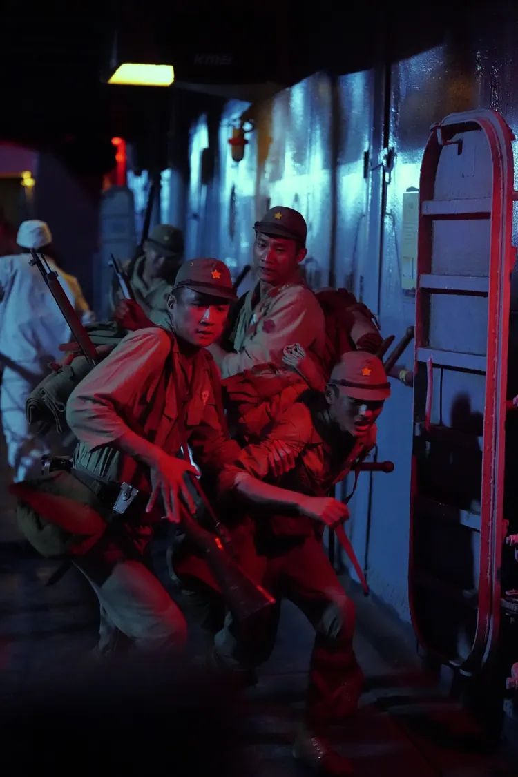 三兄弟吳翰林（左）、黃冠智（右後）、朱宥丞（右前）為活命急逃難。公視提供