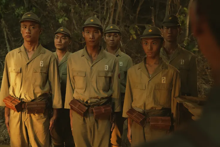 吳翰林（前排左起）、黃冠智、朱宥丞飾演遠赴南洋小島的臺籍戰俘監視員。公視提供