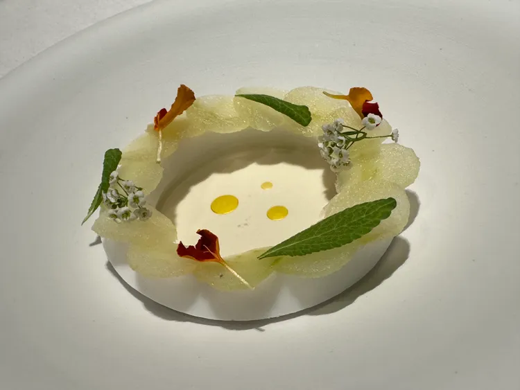 餐廳推出夏季新菜「花舞」靈感來自西班牙本店後方的秘密花園。陳怡文攝