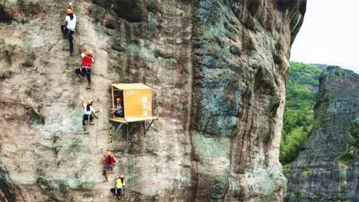 峭壁上開「最不便利的便利店」　飲料靠店員攀岩運送