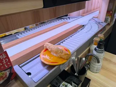 在超大平板點的壽司，會從輸送帶送到客人桌前。取自視網膜臉書