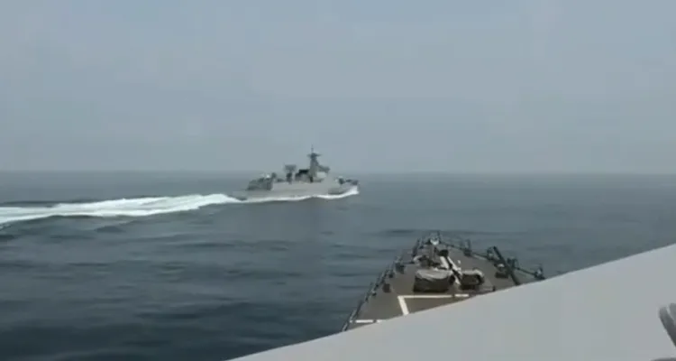 今年6月，一艘中國軍艦（前）一度與美軍驅逐艦鍾雲號相距不到137公尺。翻攝US Navy