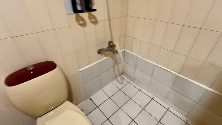 男童疑在浴室溺斃，有腦震盪跡象。(同房型浴室，非案發現場)讀者提供