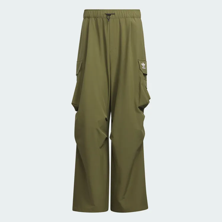 軍綠色工裝褲，3290元。品牌提供