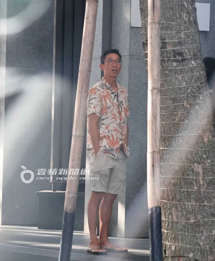 隋棠老公Tony戴著細框眼鏡，穿著花襯衫、搭配海灘褲及夾腳拖鞋，一身夏威夷風穿搭。特勤中心攝