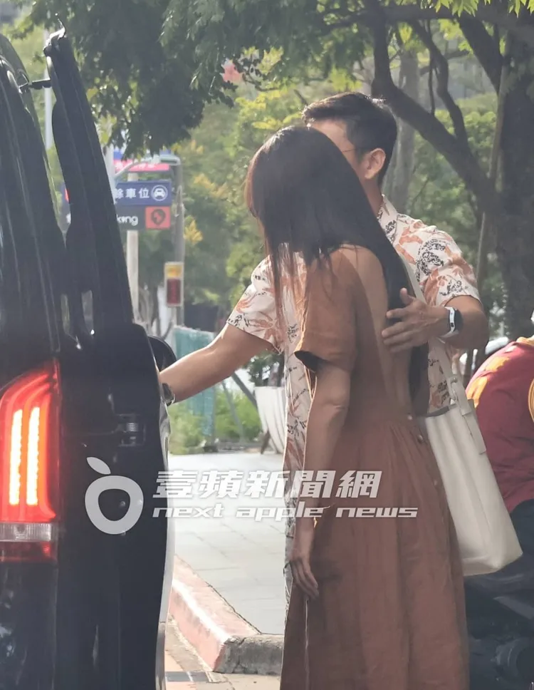 隋棠準備坐上保母車，老公Tony不忘伸手護住愛妻美背，透露出對她的呵護備至。特勤中心攝