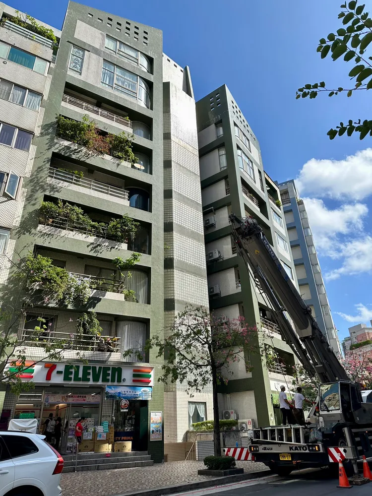 13日上午9點，記者再度目擊，隋棠家樓下停著吊車準備施工。特勤中心攝