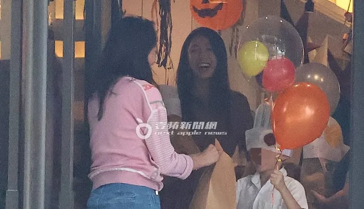 隋棠（中）在慶生派對上，不時露出招牌10顆潔白牙齒甜美笑容，流露出一抹幸福微笑曲線。特勤中心攝