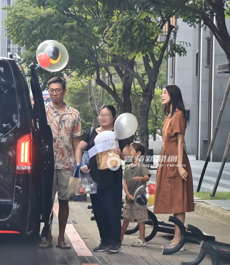 慶生派對結束，隋棠（右起）和小孩、保母跟老公Tony，搭上賓士保母車。特勤中心攝