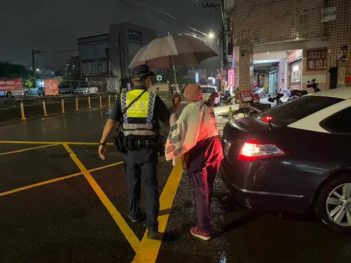 93歲老婦迷途!暖警送返家 誤把警車當計程車竟搶著付車資